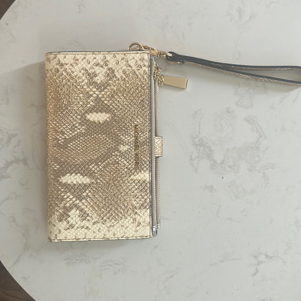 Fabulous Clutch For Every Occasion 💛💛💛